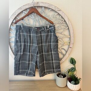 O’NEILL Men’s Shorts. Golf shorts. Gray, white, & light blue. Plaid.